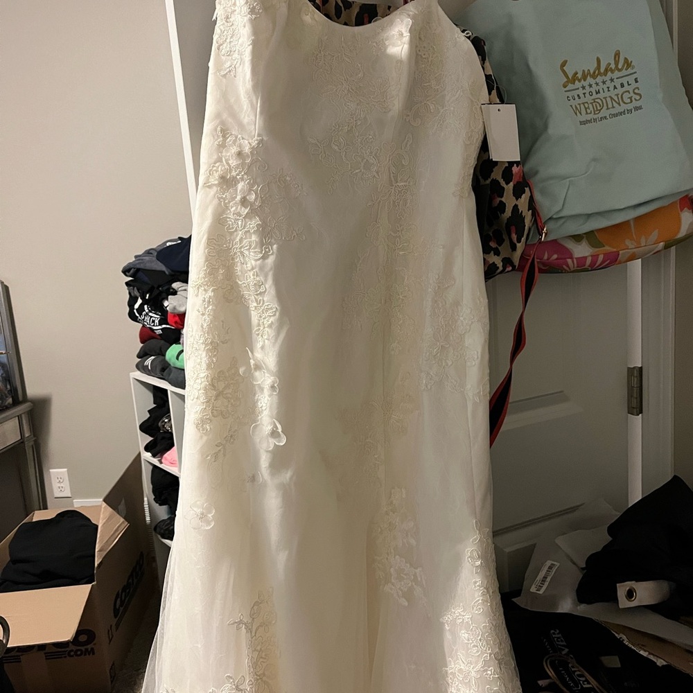 Vera Wang Size 12 Wedding Dress Elegant Simple - Picture 3 of 11